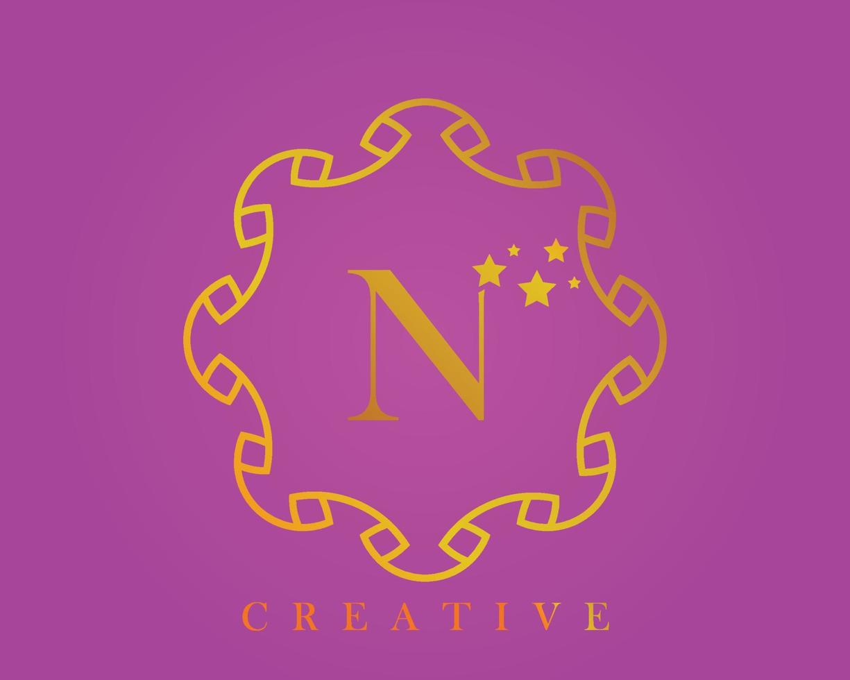 logotipo de diseño creativo, alfabeto n, letra de 5 estrellas, etiqueta, icono, para embalaje, diseño de productos de lujo. hecho con oro sobre un fondo texturizado de color violeta claro. vector