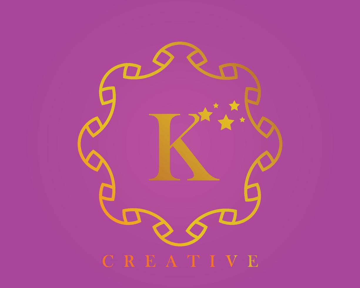 logotipo de diseño creativo, alfabeto k, letra de 5 estrellas, etiqueta, icono, para embalaje, diseño de productos de lujo. hecho con oro sobre un fondo texturizado de color violeta claro. vector