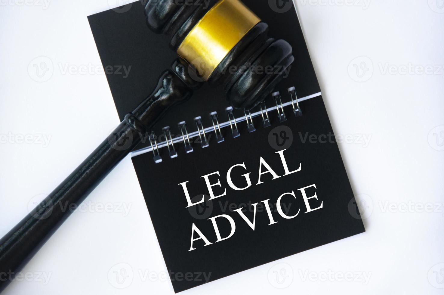 texto de asesoramiento legal en el bloc de notas negro con mazo sobre fondo blanco. concepto legal y legal foto