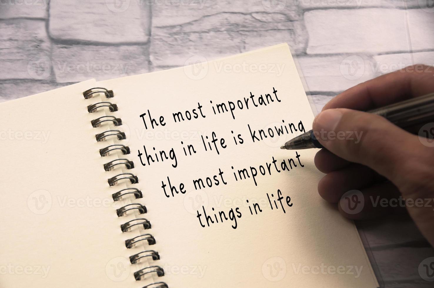 Texto de cita inspiradora: lo más importante en la vida es saber las cosas más importantes de la vida. concepto inspirador foto