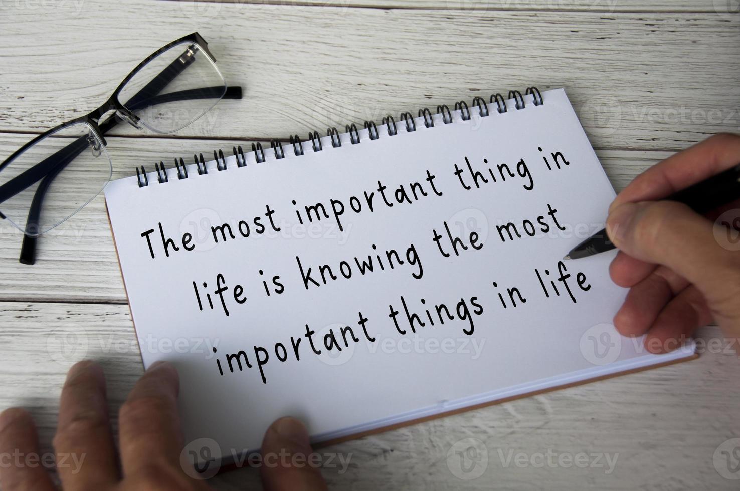texto de cita inspiradora: lo más importante en la vida es saber las cosas más importantes de la vida. concepto inspirador foto