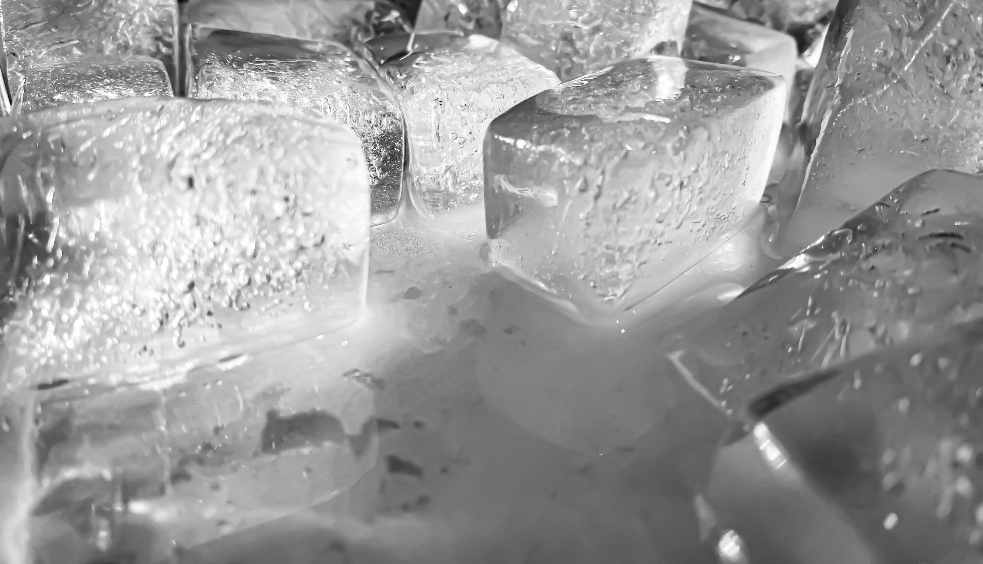 The ice cube shape has been adjusted to add color,It will help refresh and make you feel good