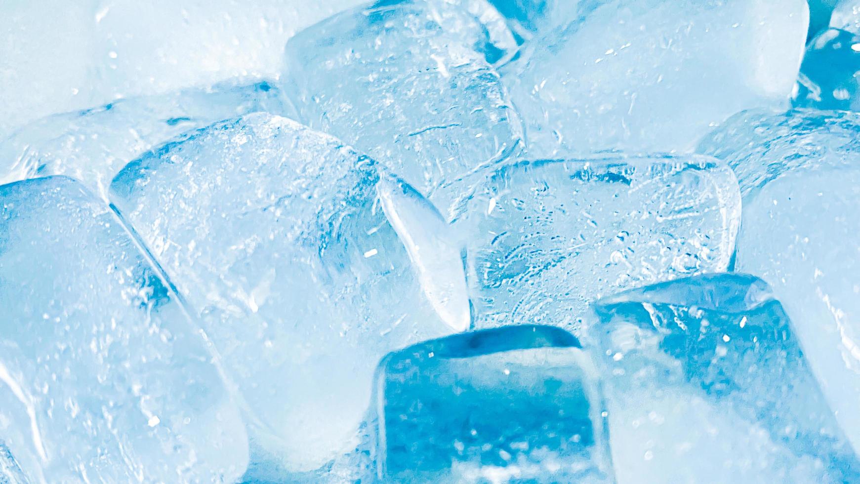 la forma del cubo de hielo se ha ajustado para agregar color, lo ayudará a refrescarse y lo hará sentir bien. fondo de hielo foto