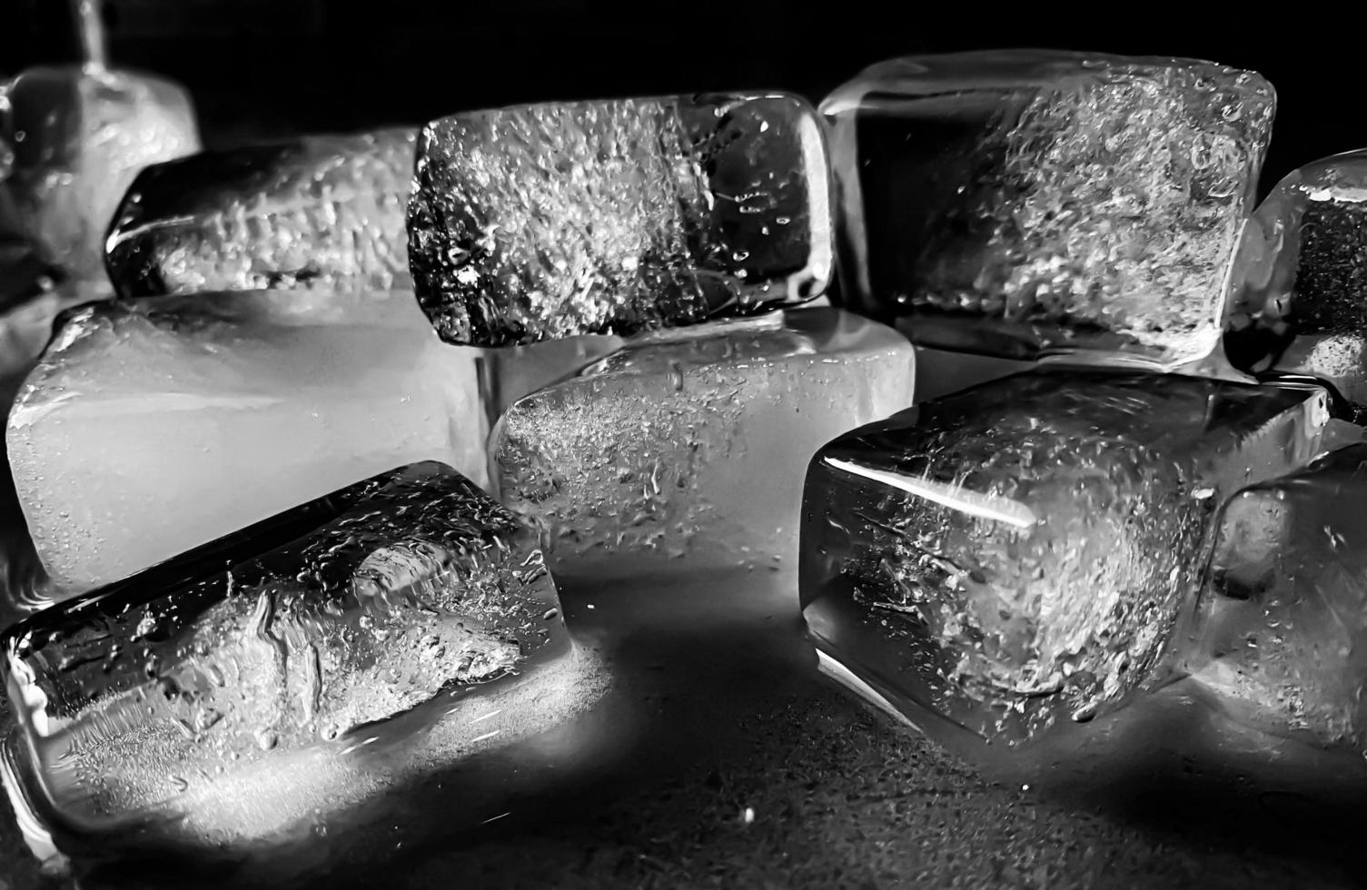 The ice cube shape has been adjusted to add color,It will help refresh and make you feel good