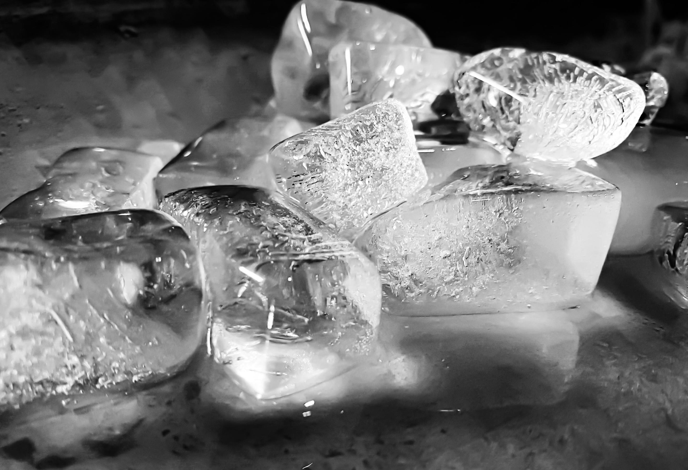 The ice cube shape has been adjusted to add color,It will help refresh and make you feel good