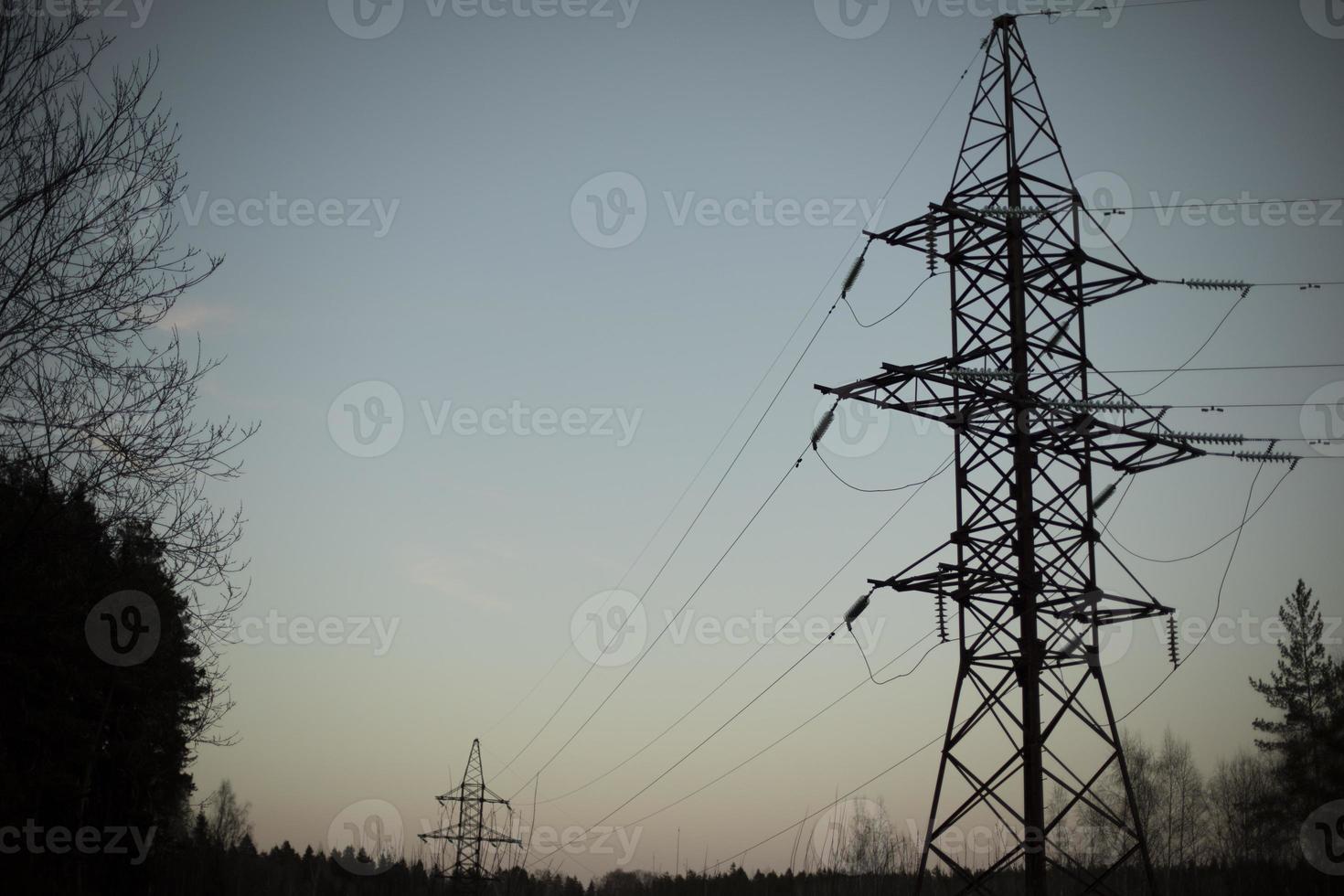 líneas eléctricas en la noche. torre de electricidad contra el cielo. foto