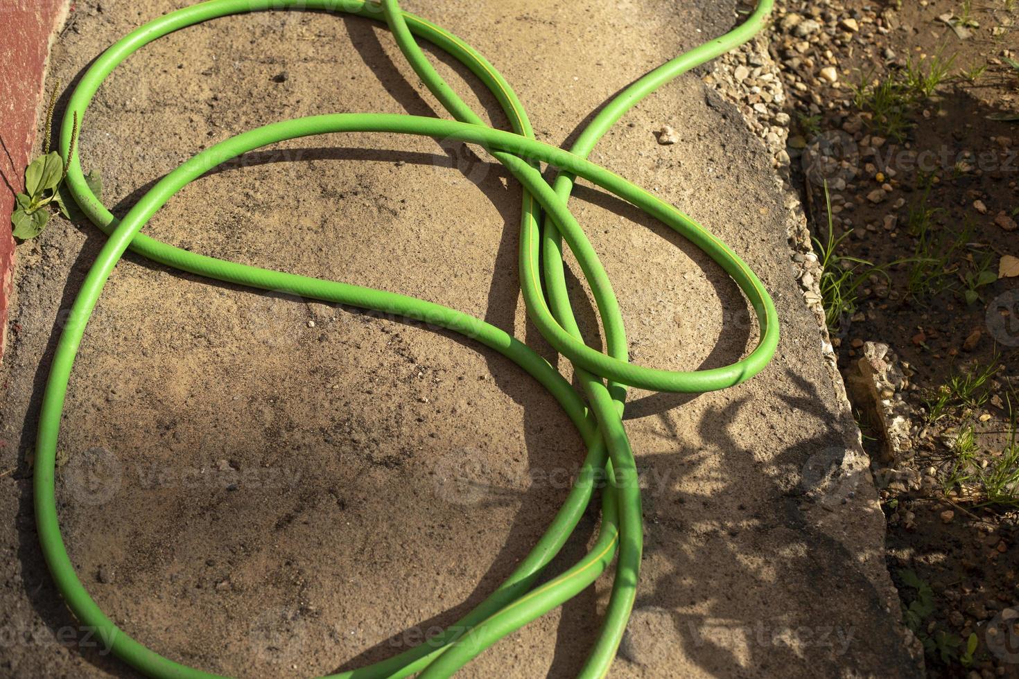 lineal invernadero Mariscos manguera flexible verde para regar el jardín. suministro de agua. 11172254  Foto de stock en Vecteezy
