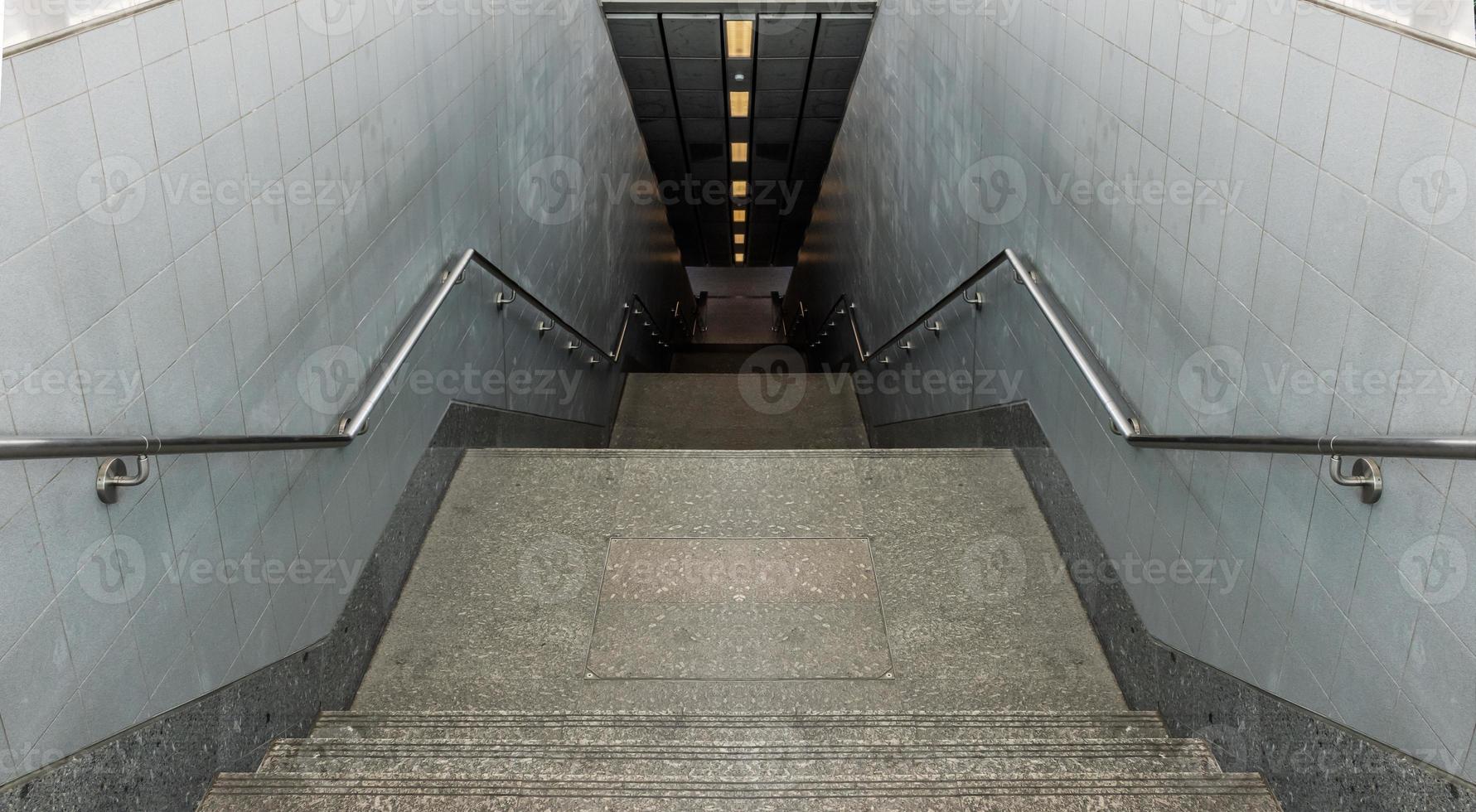 mirando hacia abajo las escaleras del pasillo a la estación de metro foto