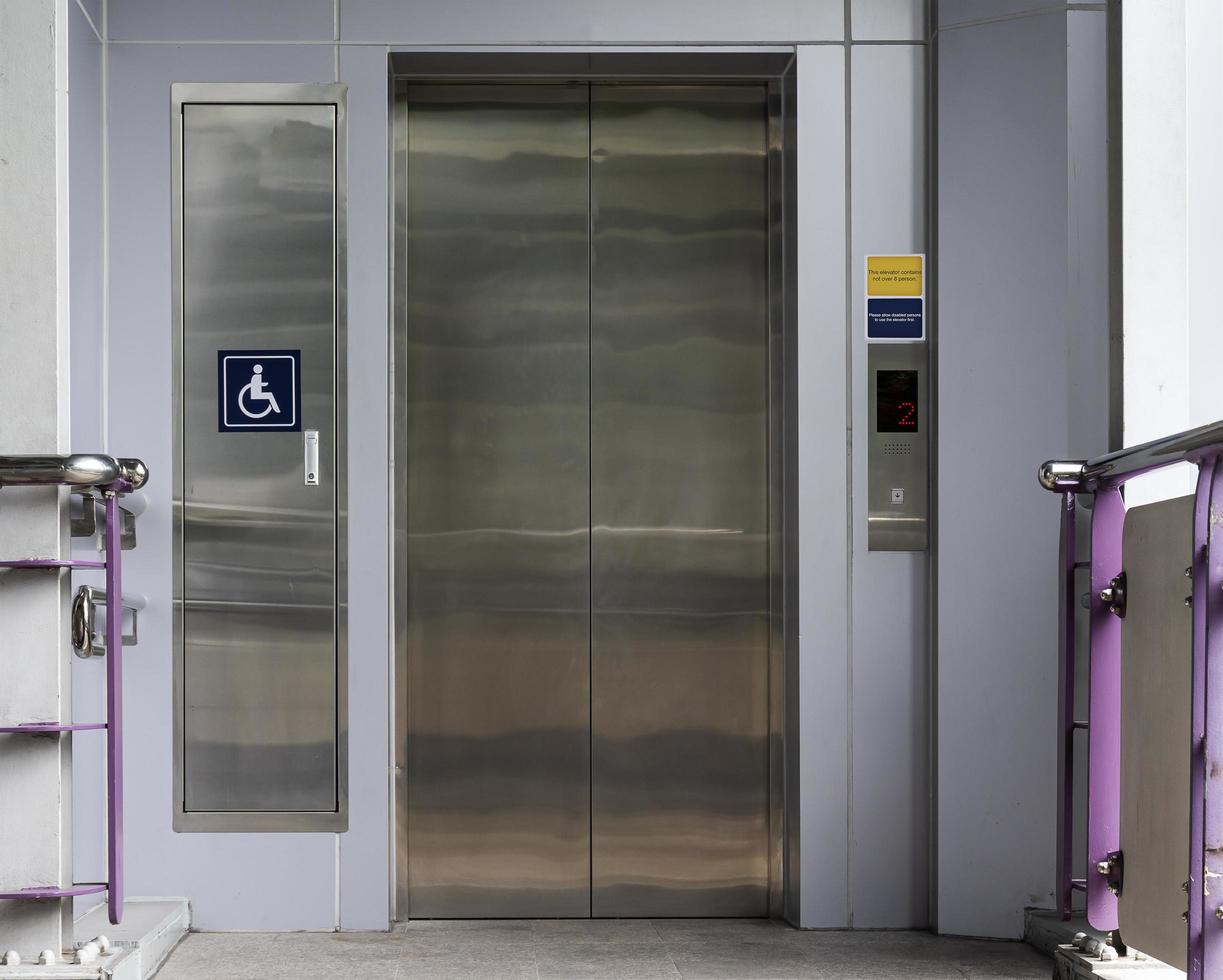 ascensor para minusválidos en la estación de skytrain foto