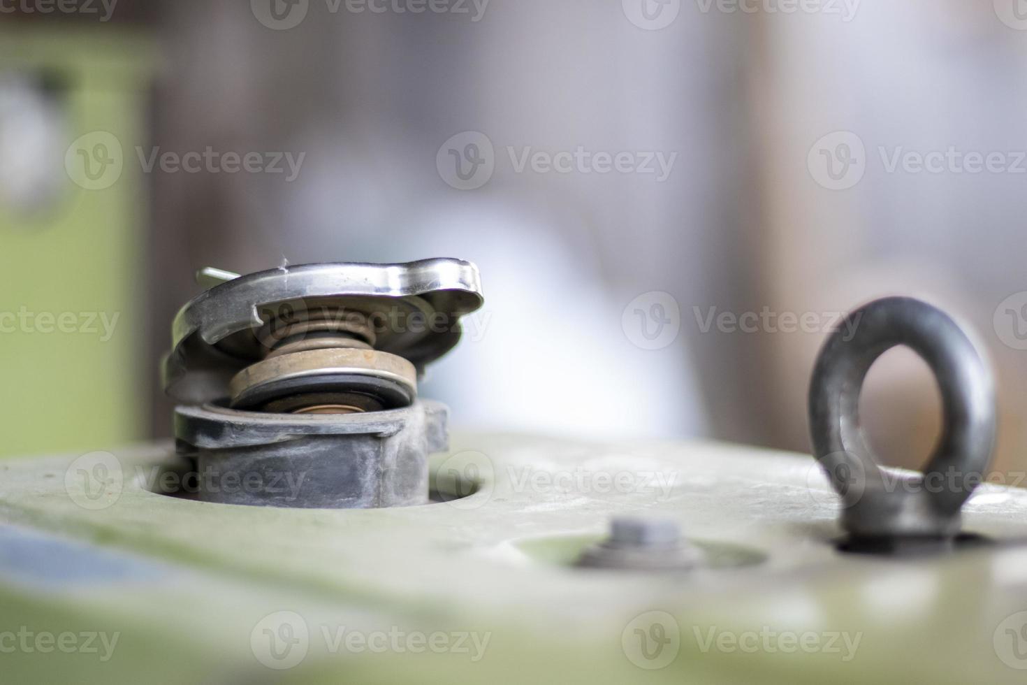 un tractor diesel pesado para arar un jardín está en un garaje o cobertizo. motocultor típico. Motoazada con arranque mecánico manual, refrigeración por agua, grandes ruedas y depósito de combustible. foto