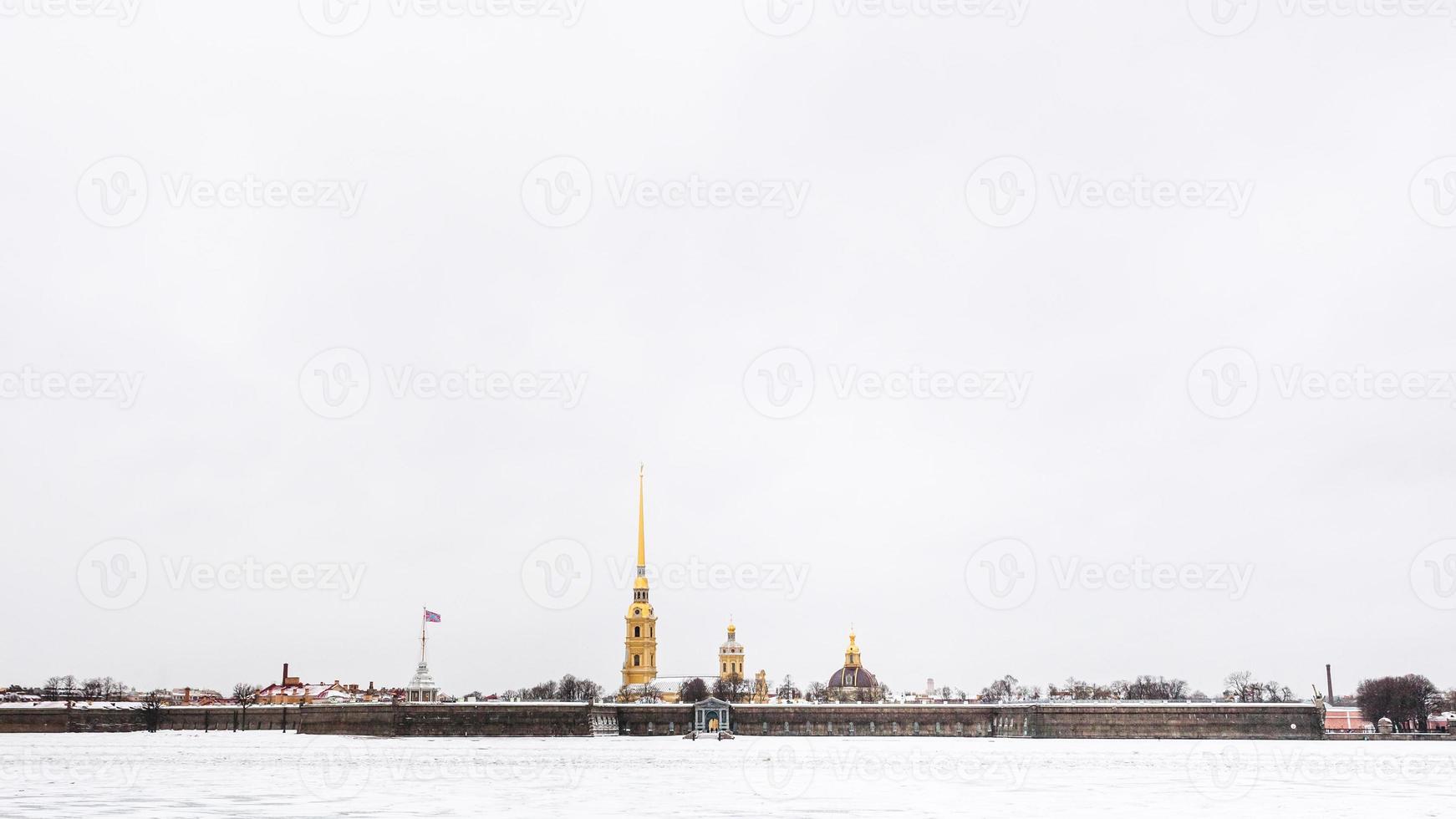 cielo gris sobre el río neva congelado y la fortaleza foto