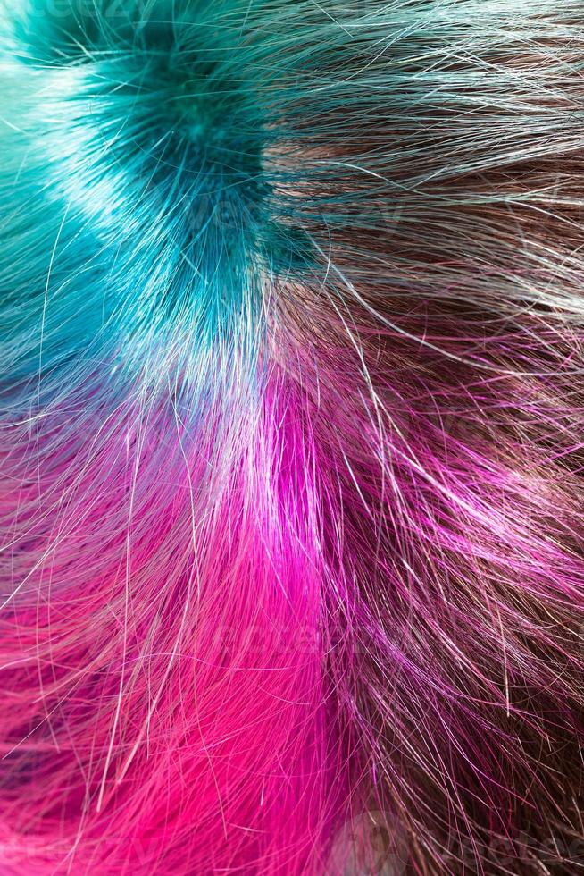 Vista anterior de la despedida de cabellos teñidos multicolores foto