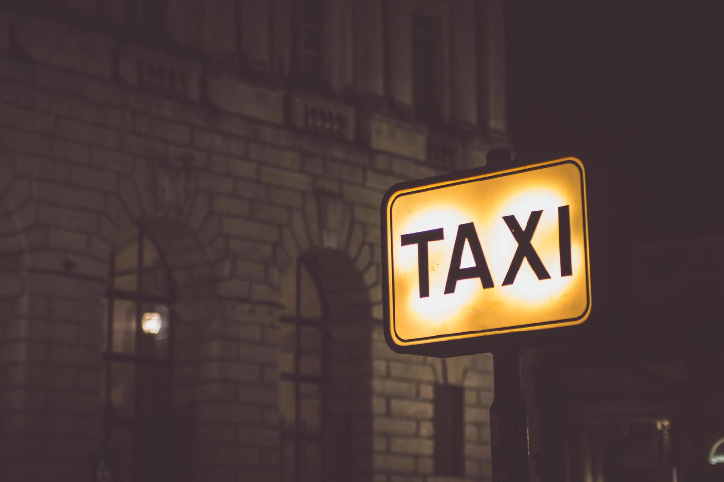 taxi escrito en cartel foto