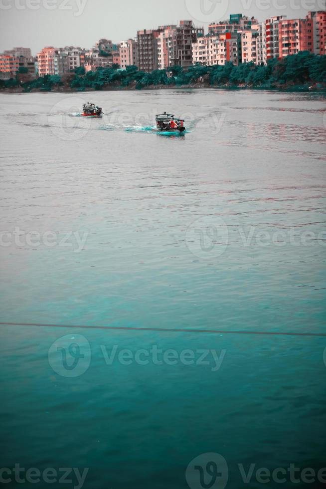 el barco de motor en el río foto