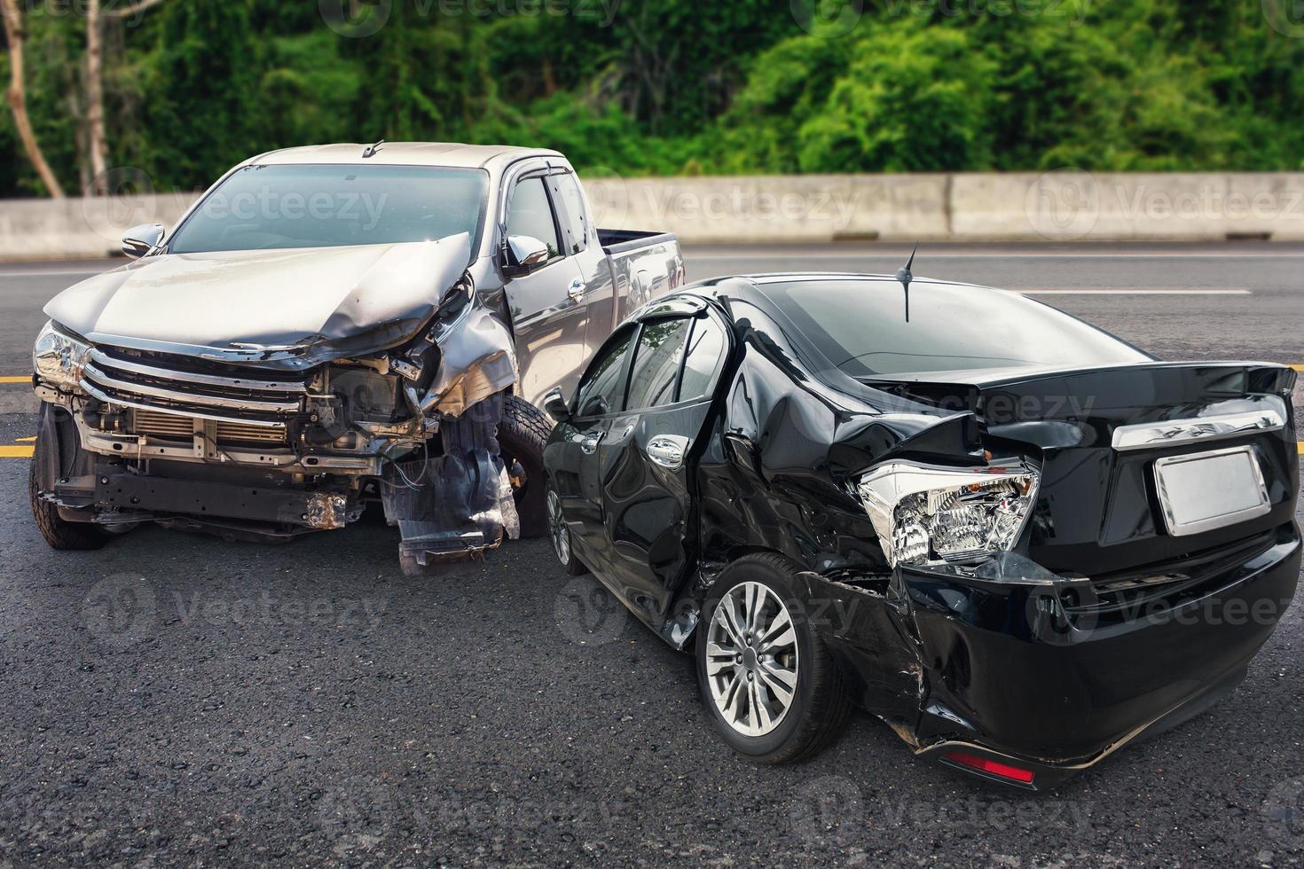 accidente automovilístico en la carretera foto