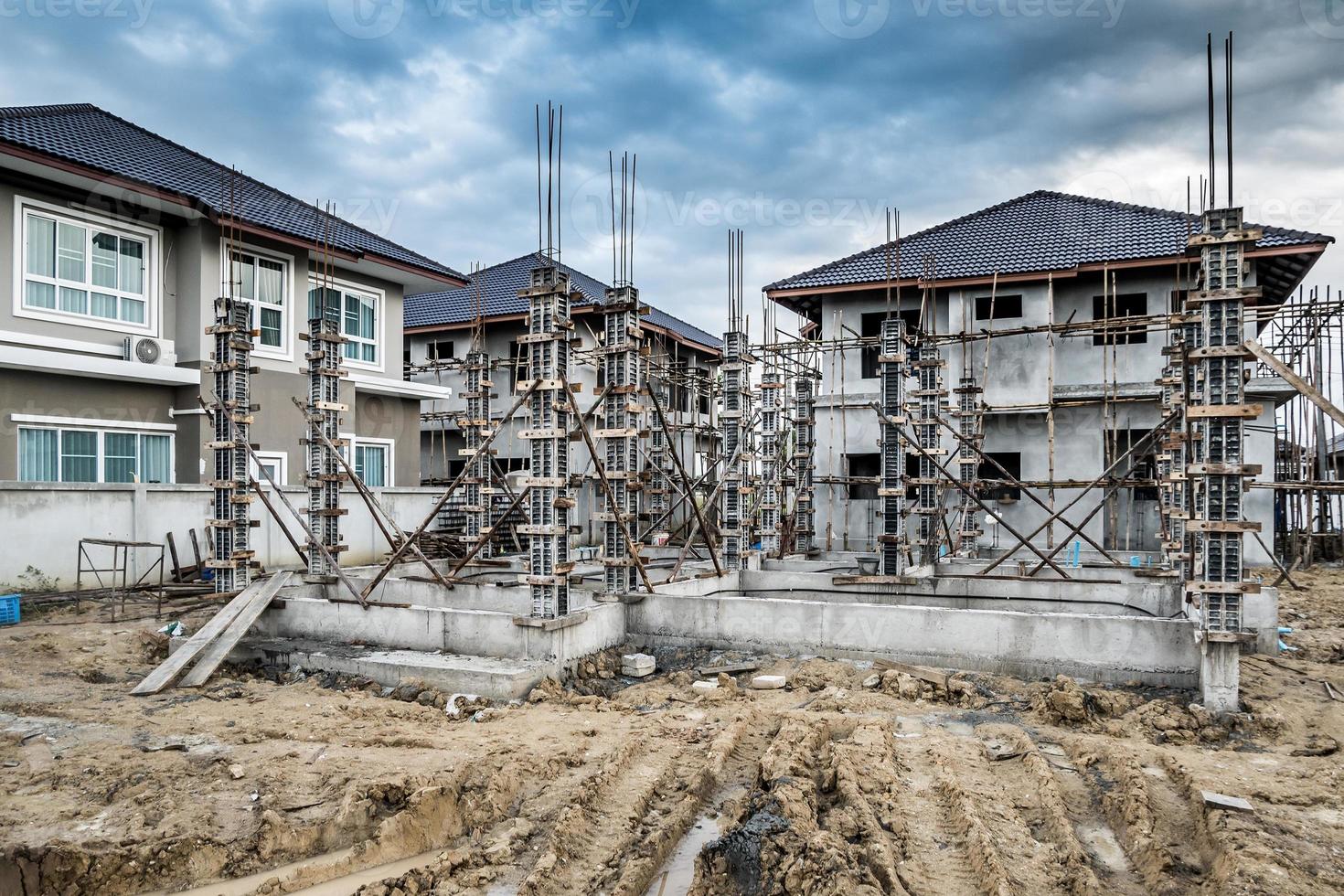 construcción residencial nueva casa en progreso en el sitio de construcción foto