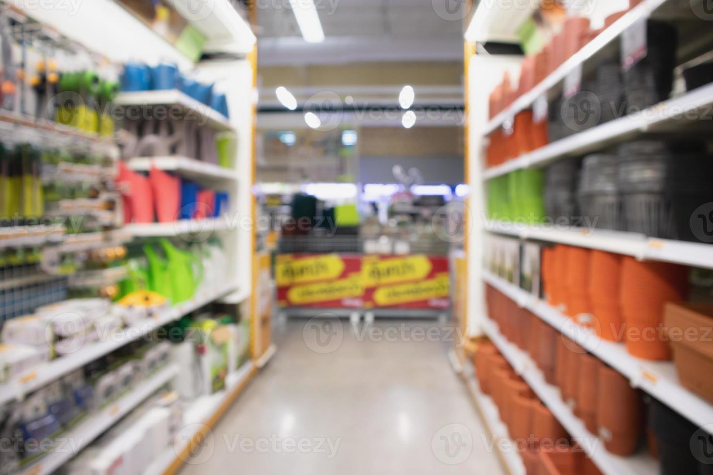 estantes para equipos de herramientas de jardín en una tienda minorista de mejoras para el hogar foto