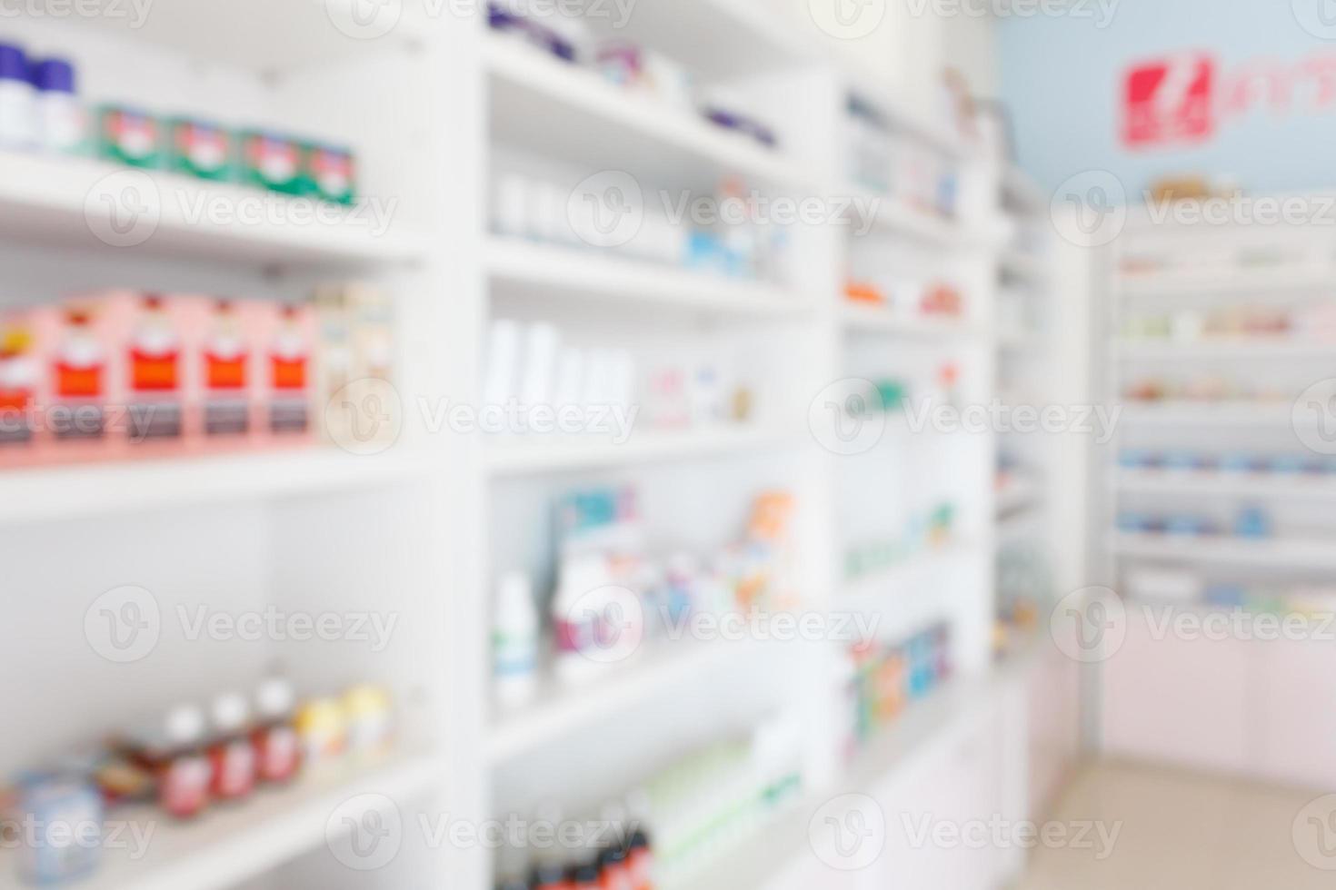 farmacia farmacia desenfoque de fondo abstracto con medicamentos y productos sanitarios en los estantes foto