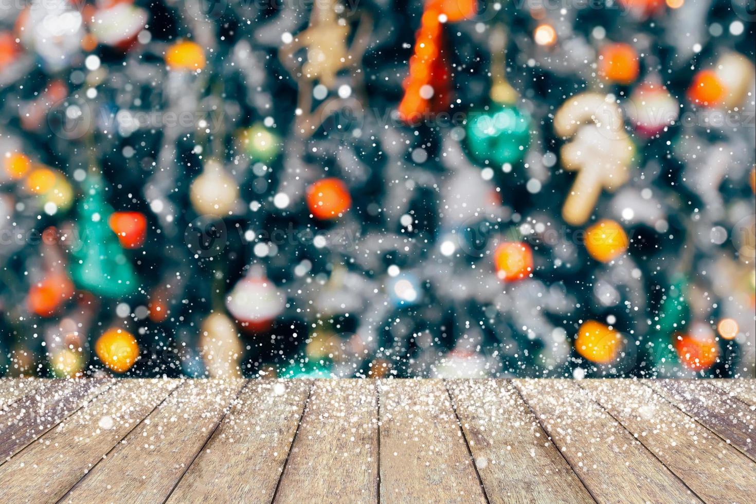 árbol de navidad decorado abstracto desenfoque de fondo de nieve con mesa de madera foto