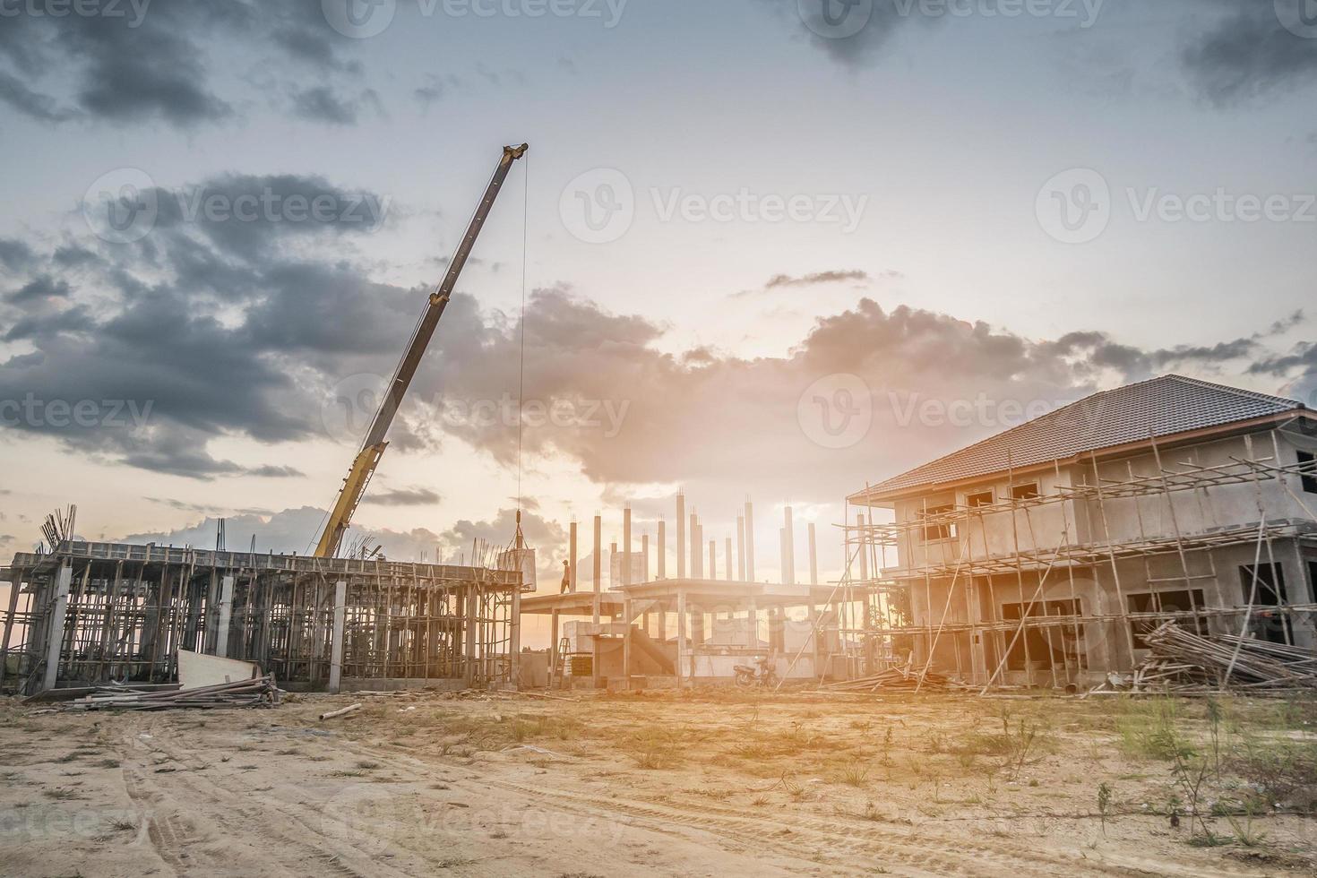 construcción de casas en el sitio de construcción con camión grúa foto