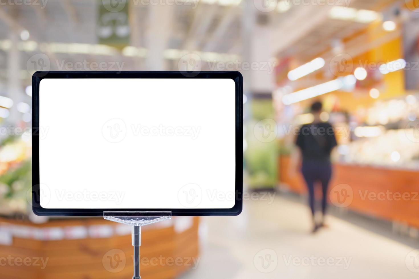 Muestra de tablero de precio en blanco en el supermercado con alimentos frescos abstracto fondo borroso con luz bokeh foto