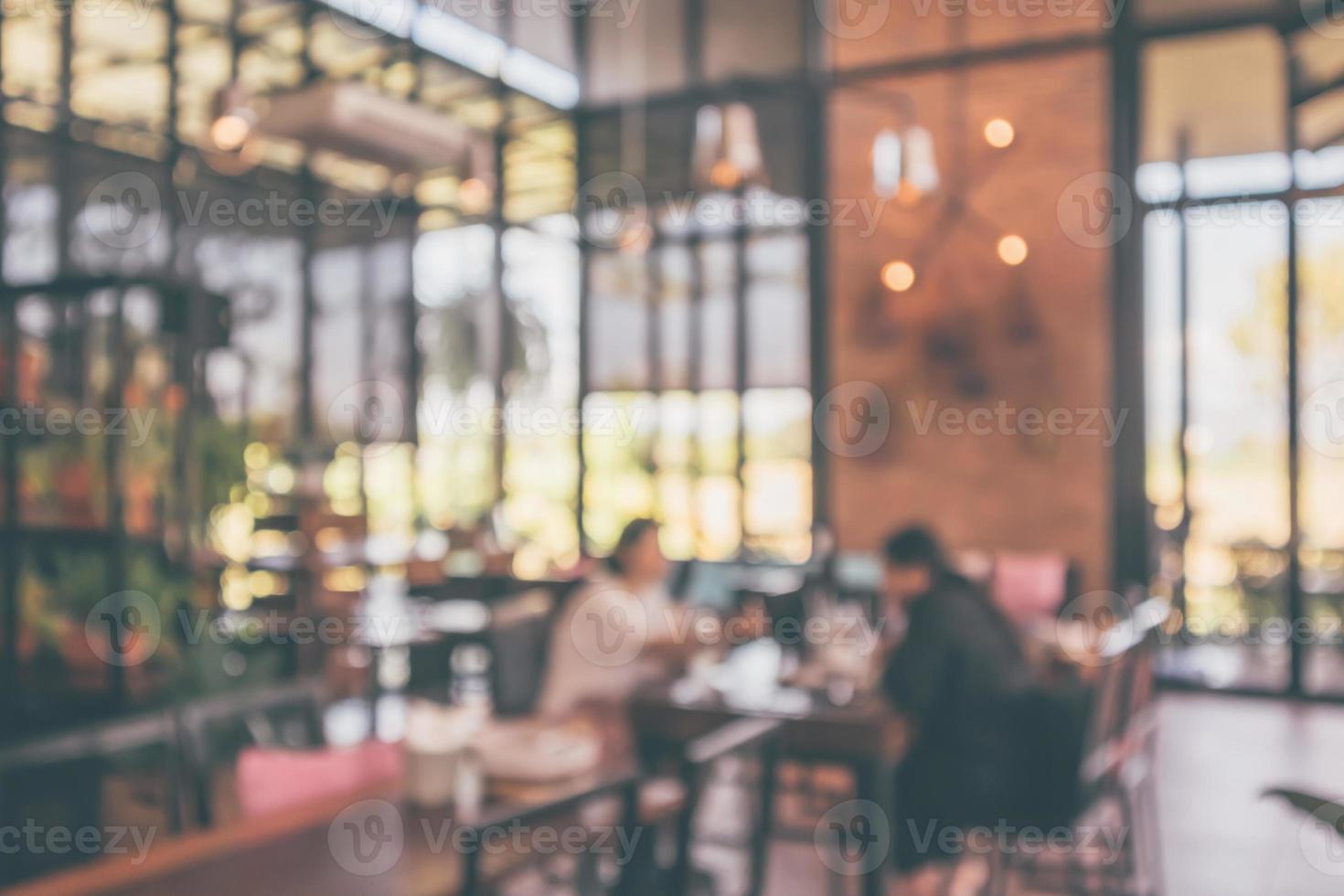 interior de cafetería o cafetería de restaurante con desenfoque de cliente estilo vintage abstracto luz bokeh para fondo de exhibición de producto de montaje foto