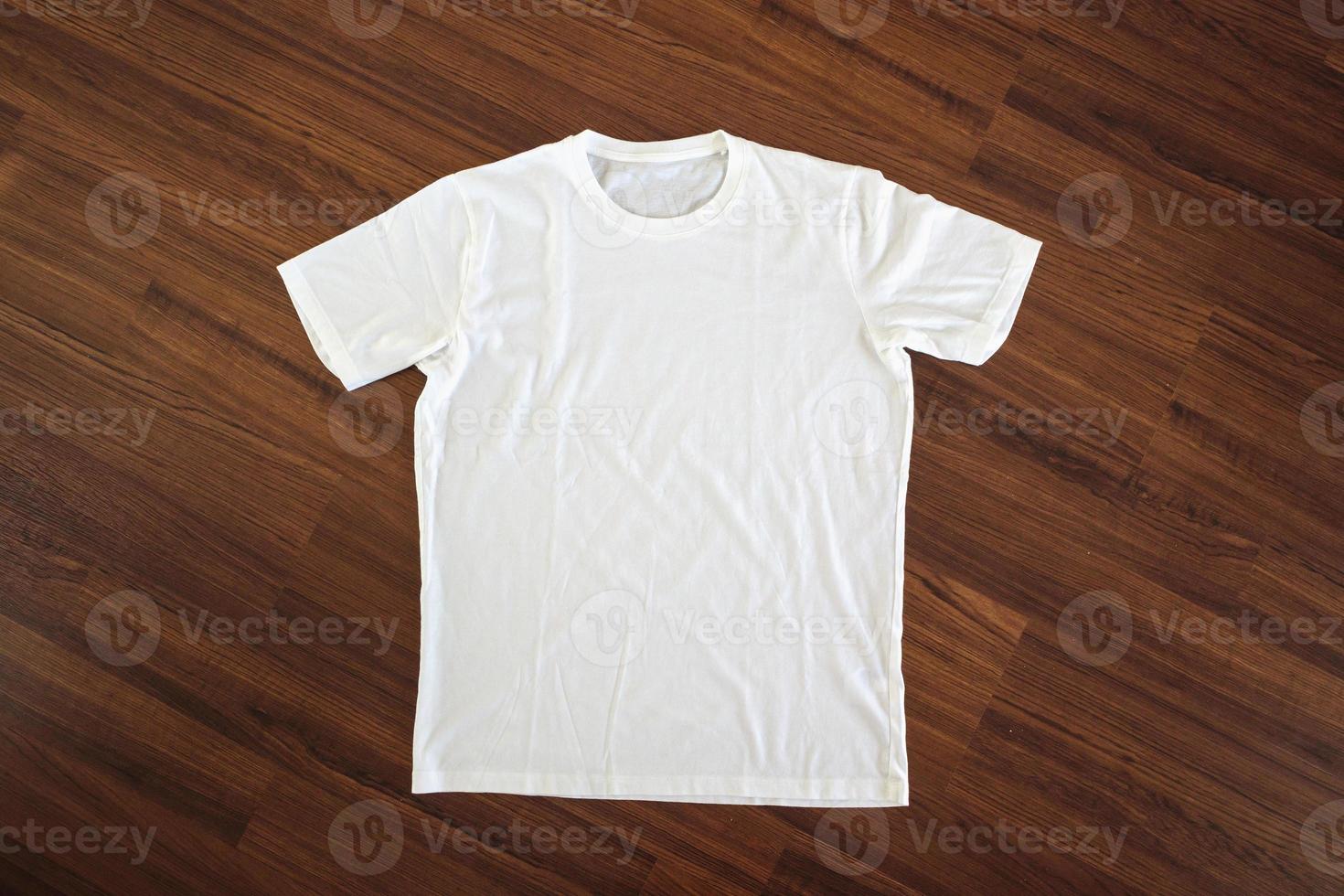 camiseta blanca sobre fondo de madera foto