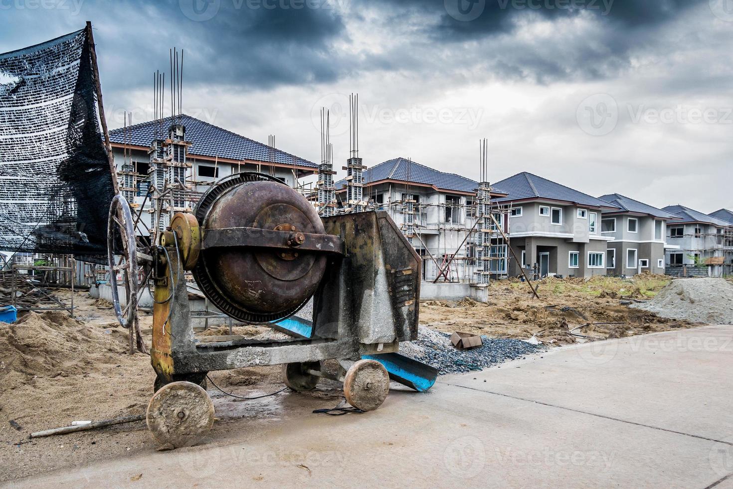 máquina hormigonera de cemento en el sitio de construcción de la nueva casa foto