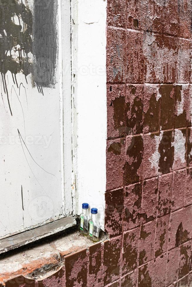 par de botellas de un cuarto de litro borrachas en el alféizar exterior foto