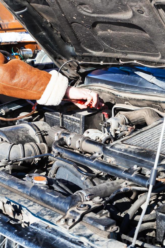 Jumpstart a dead car battery with another vehicle photo