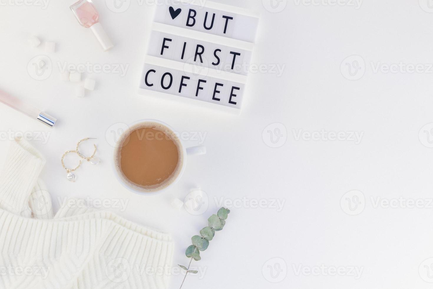 pero el primer texto de café en la caja de luz con una taza de café foto