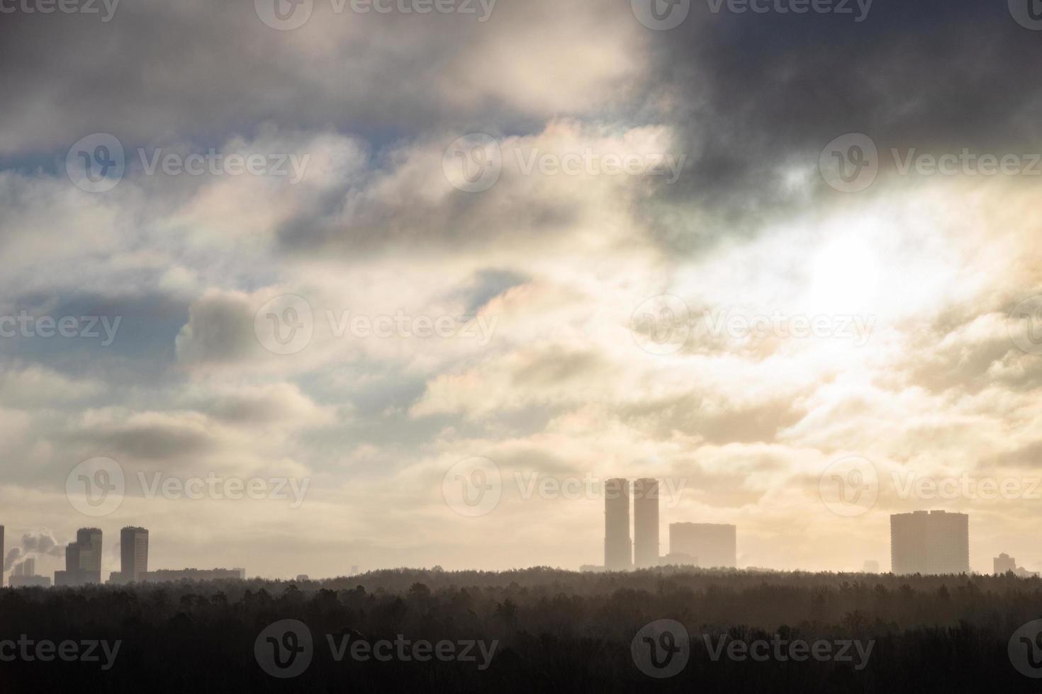 niebla de humo sobre el parque de la ciudad y casas de gran altura foto