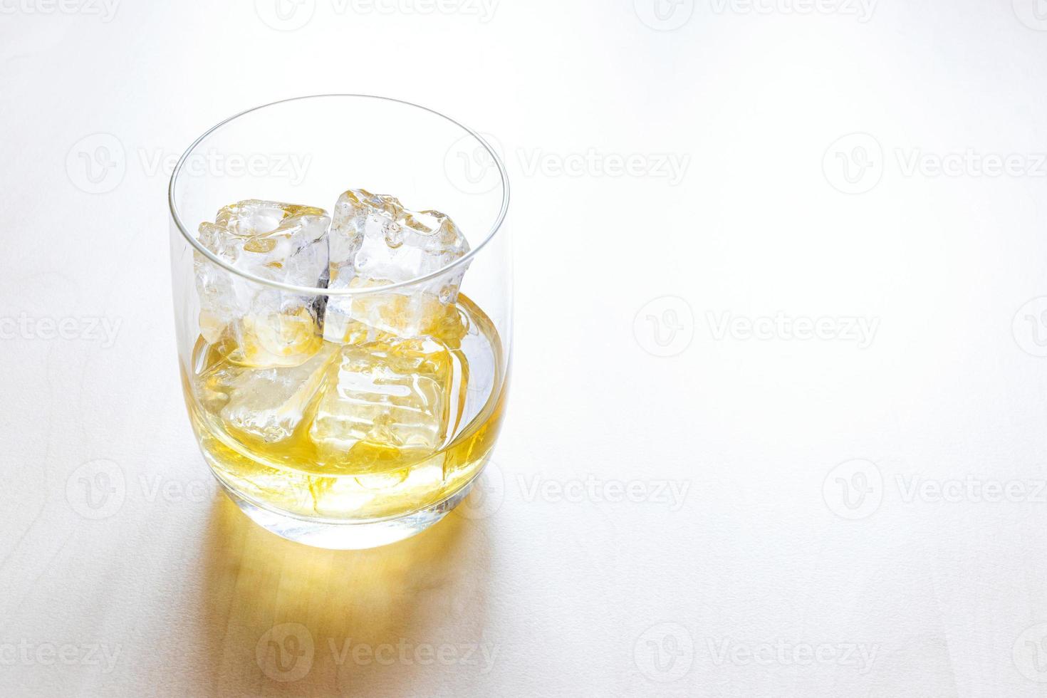 porción de whisky escocés de malta con hielo foto