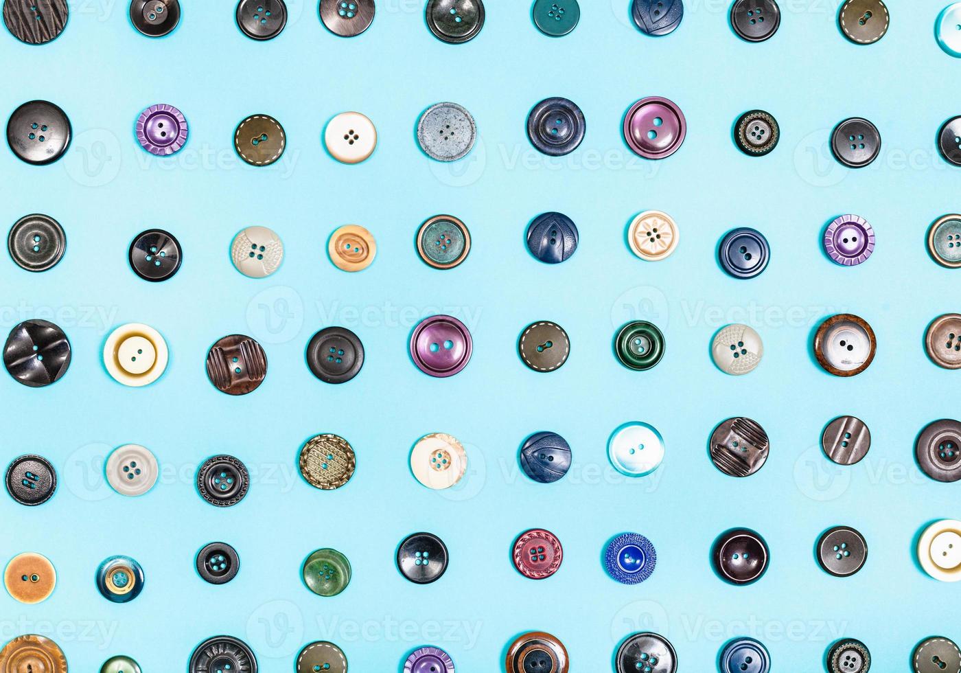 Varios botones dispuestos sobre fondo azul. foto