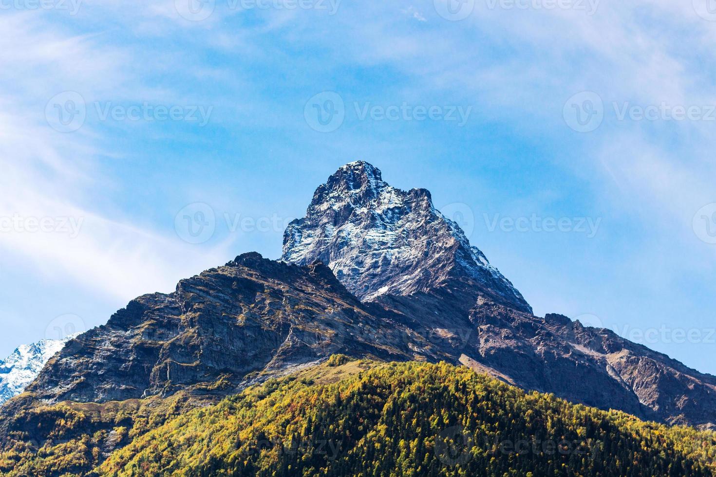 pico de la montaña sobre el pueblo turístico de dombay foto