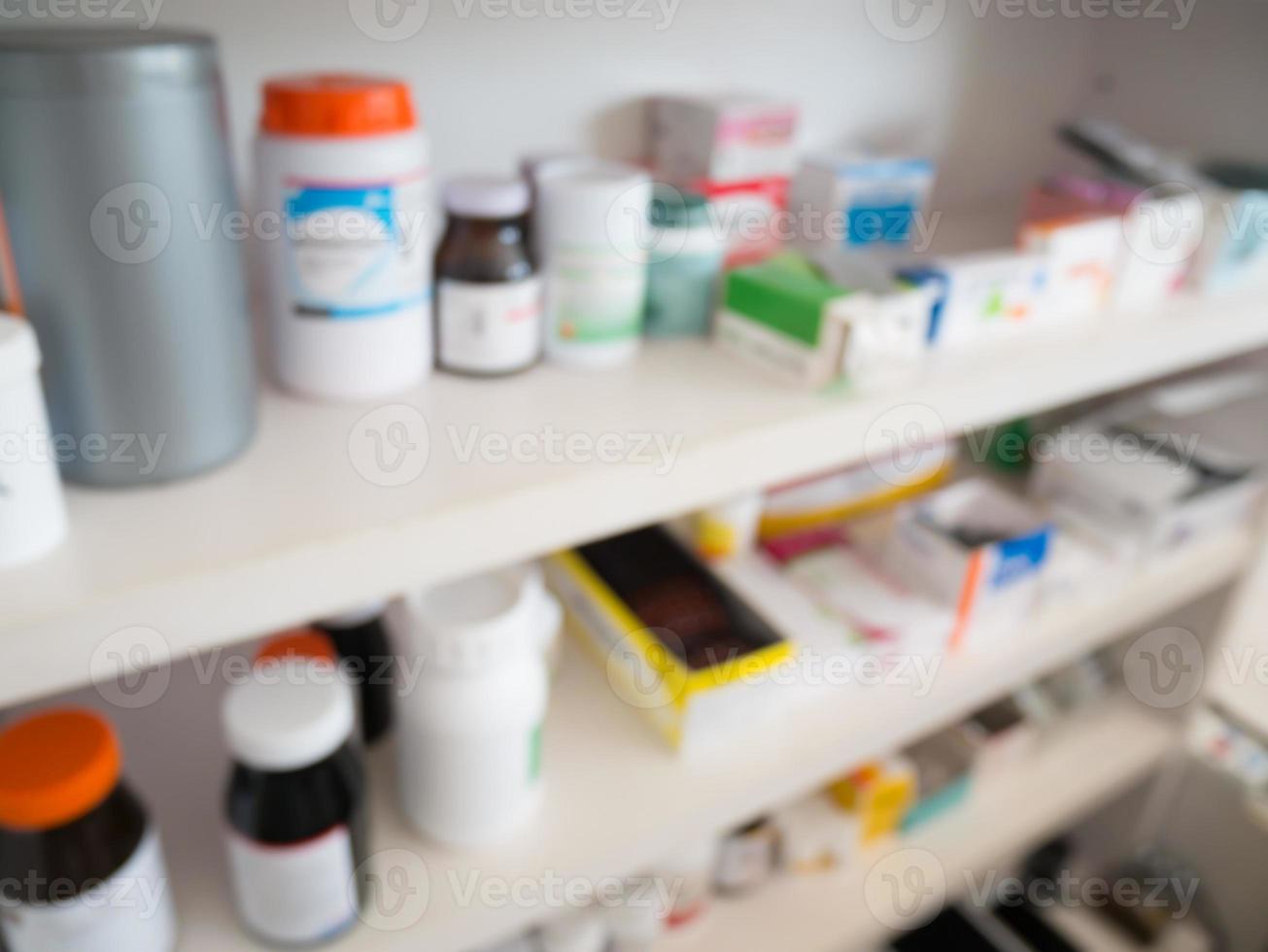 desenfoque de estantes de medicamentos en la farmacia foto