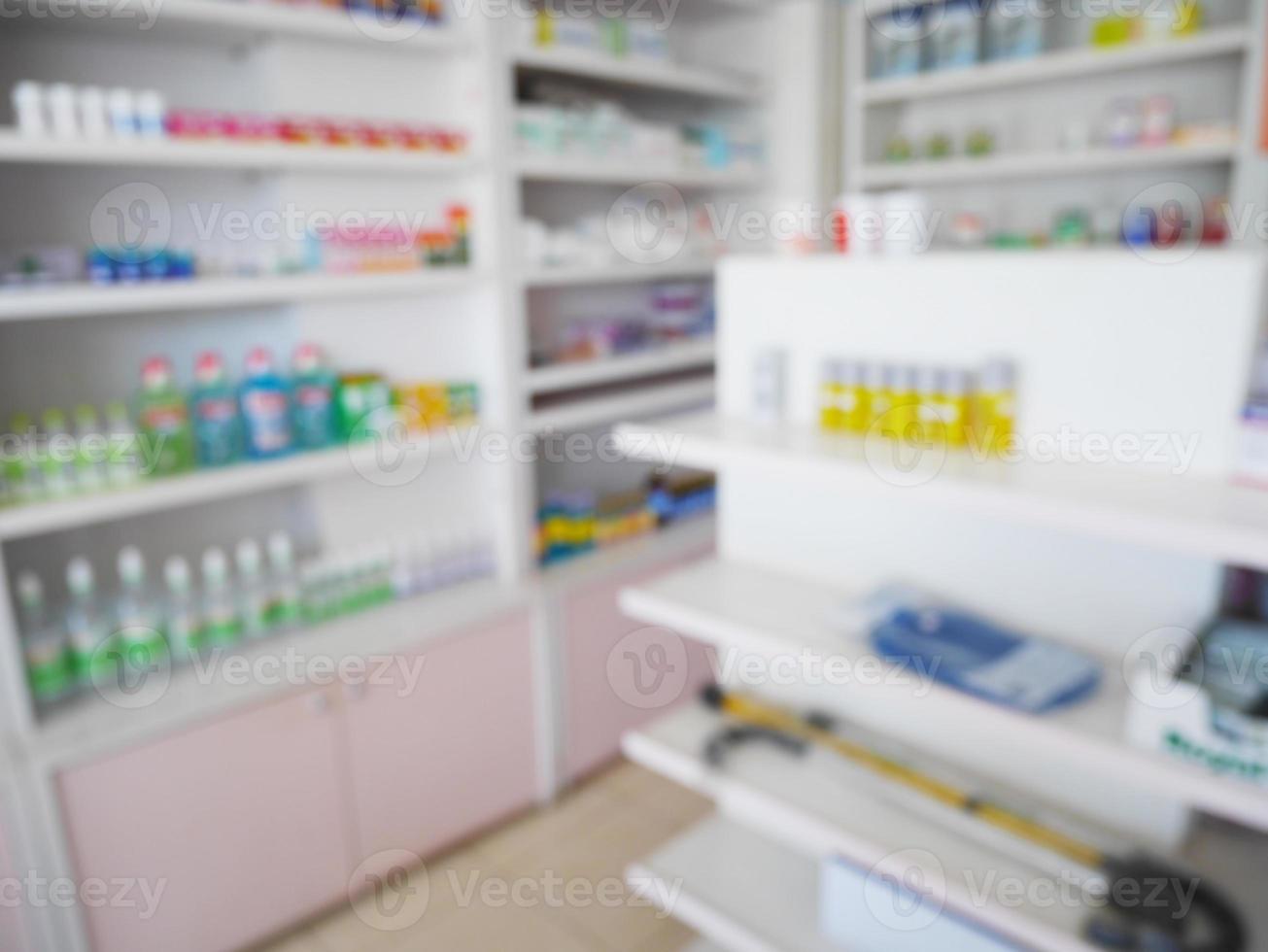 tienda de farmacia con medicamentos borrosos dispuestos en estantes foto