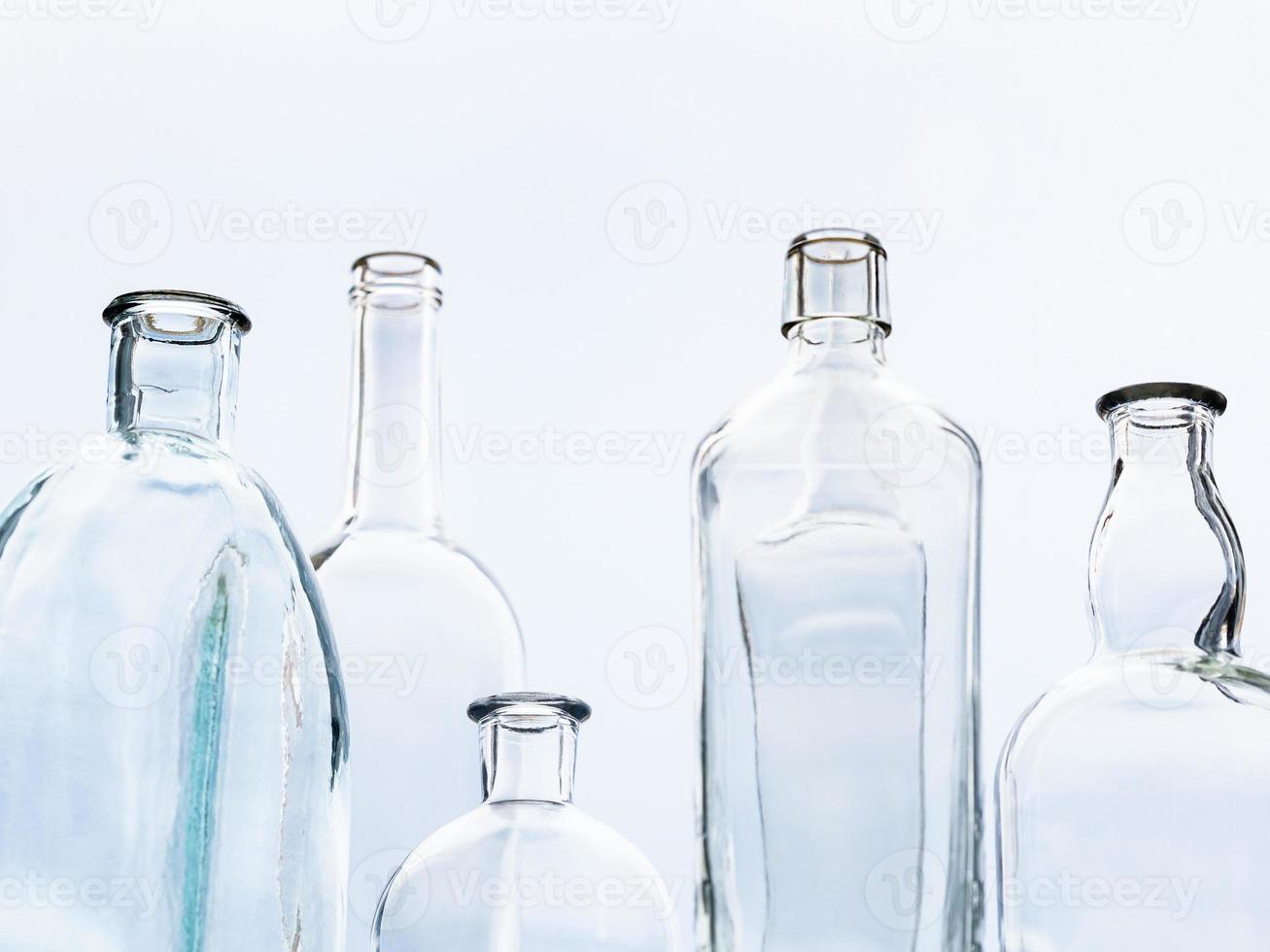 botellas vacías y vista del cielo gris a través de la ventana foto