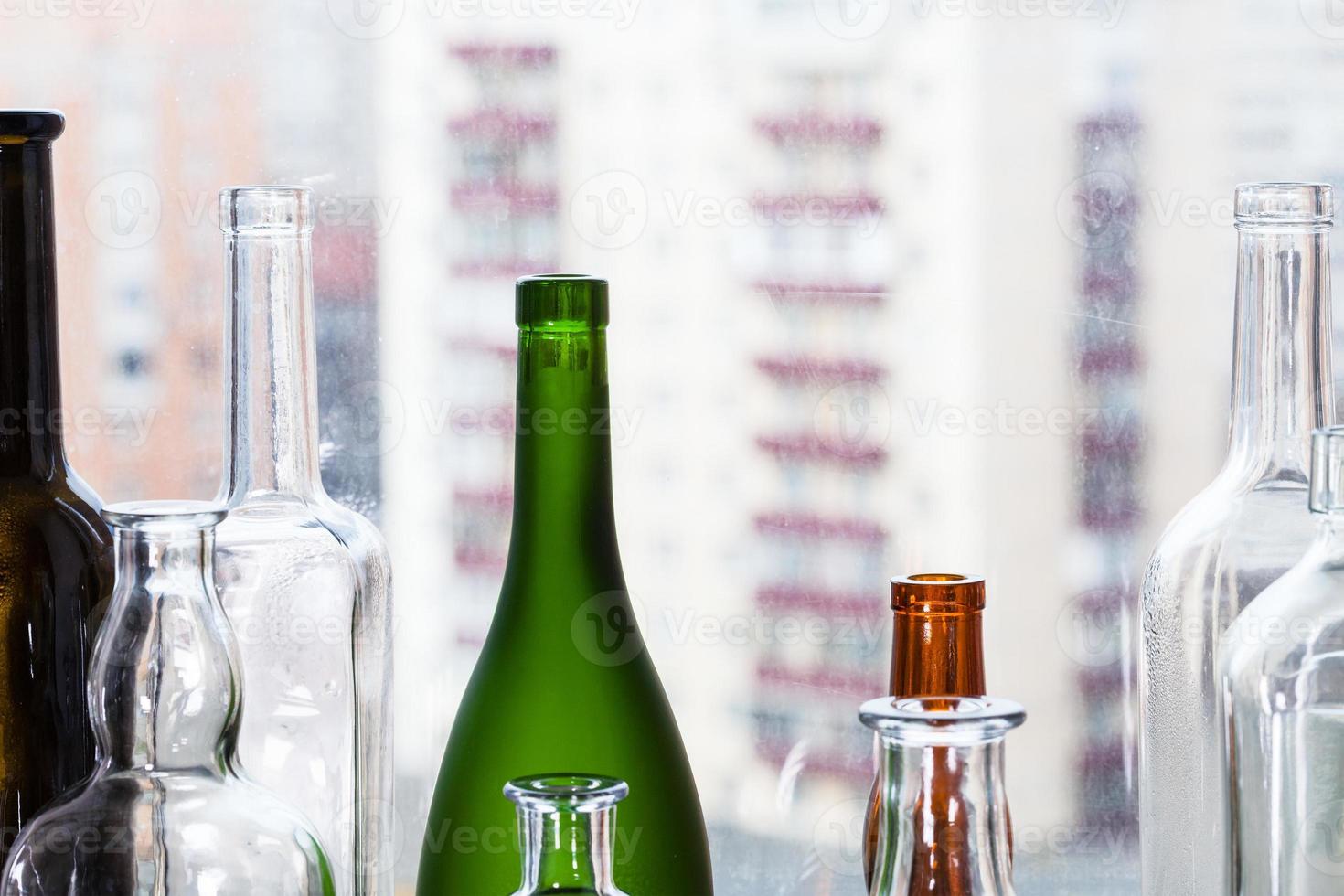 botellas vacías y vista de edificios de apartamentos foto