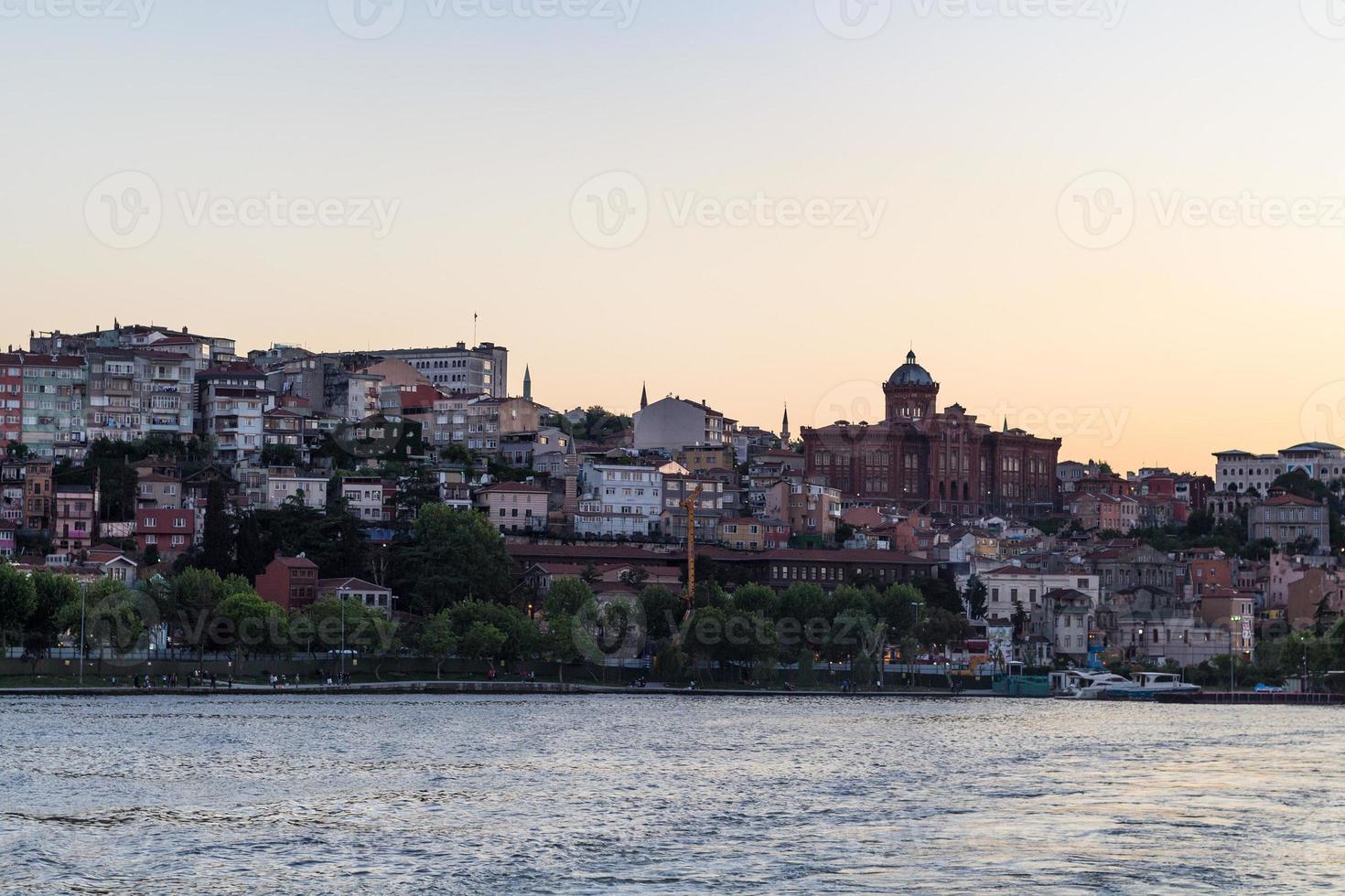 frente al mar en el distrito de fatih en la ciudad de estambul foto