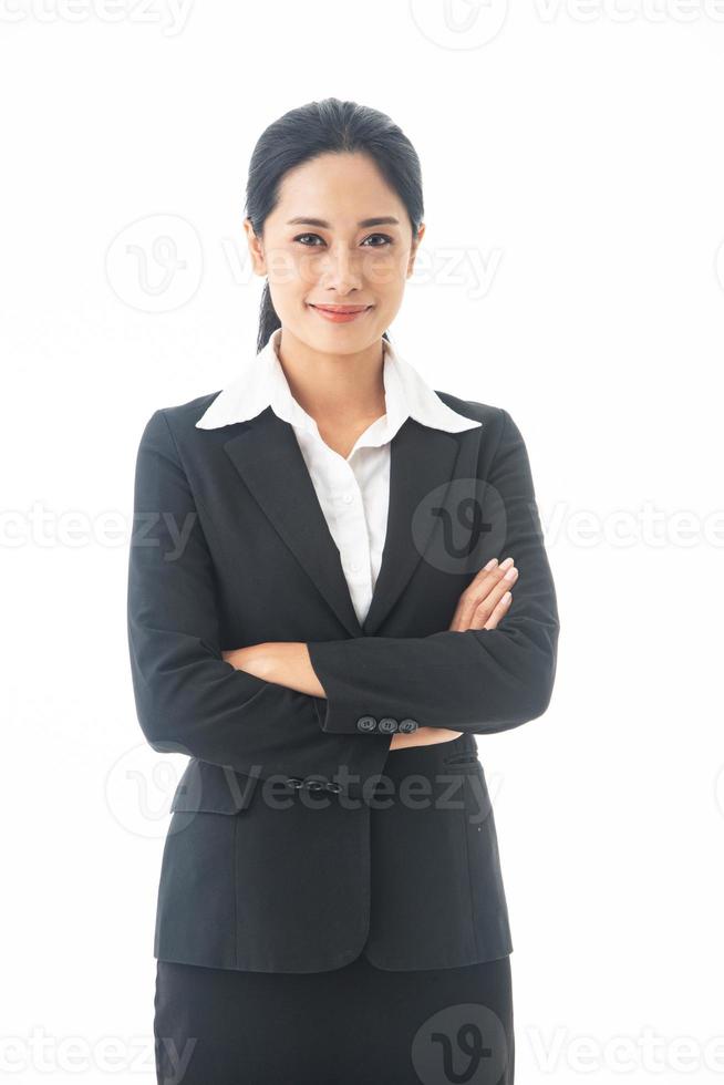 mujer de negocios asiática hermosa, inteligente y joven feliz y confiada en el éxito en un fondo blanco aislado foto