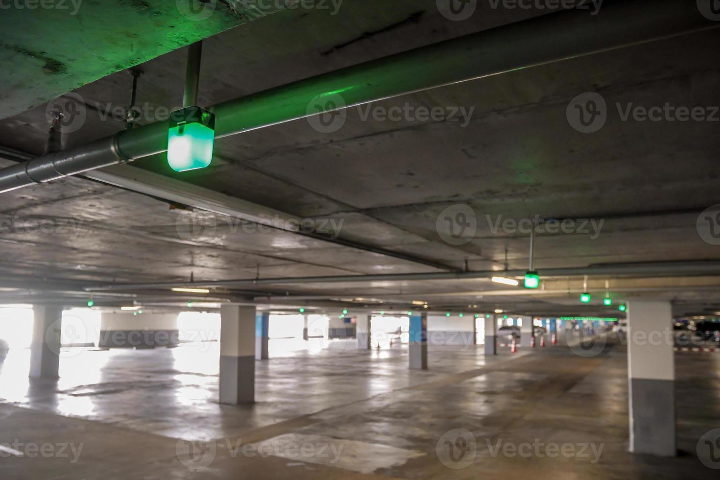 Espectáculo de luz verde para el espacio vacío de estacionamiento de automóviles foto