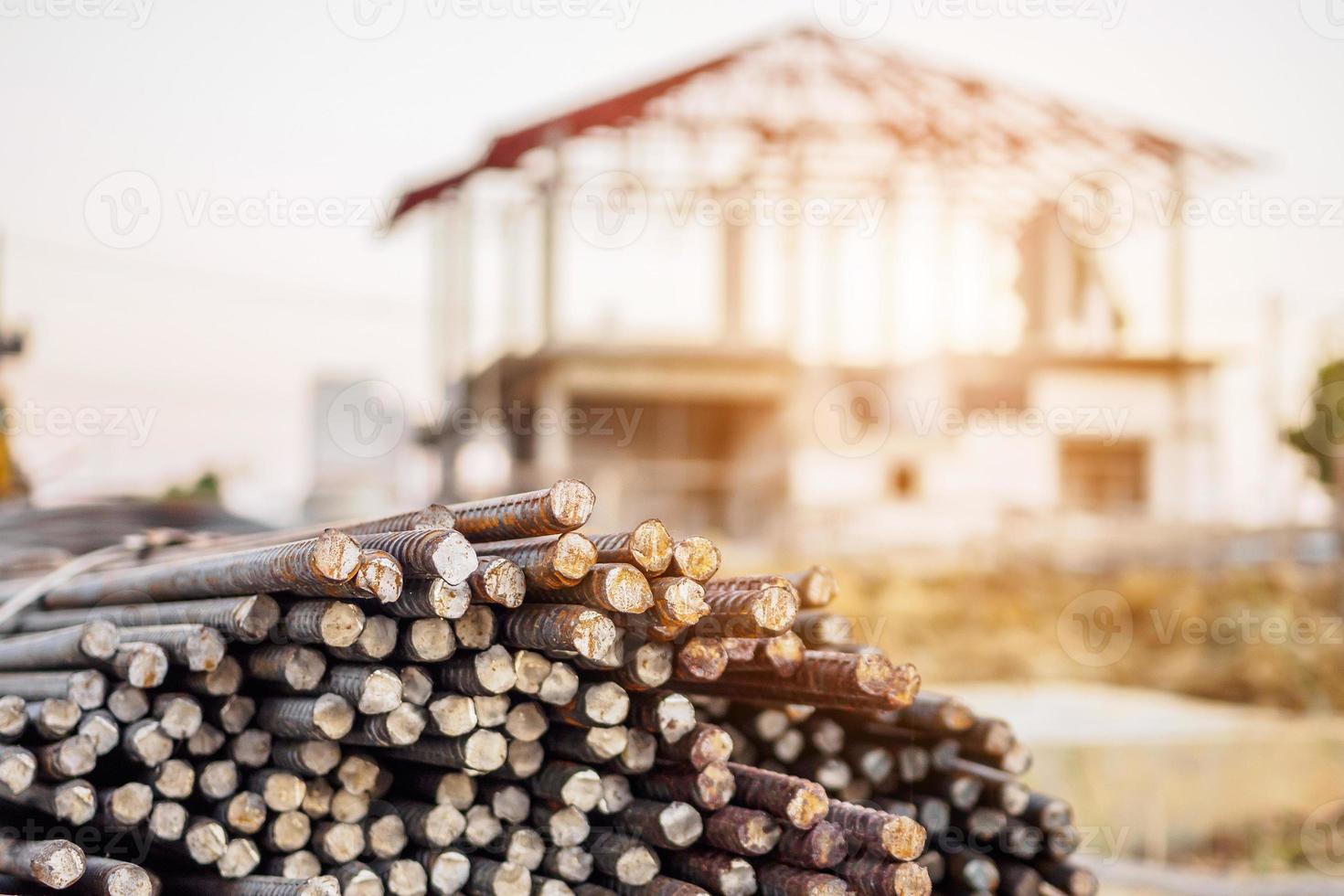 barras de refuerzo de acero para hormigón armado en el sitio de construcción con fondo de casa en construcción foto