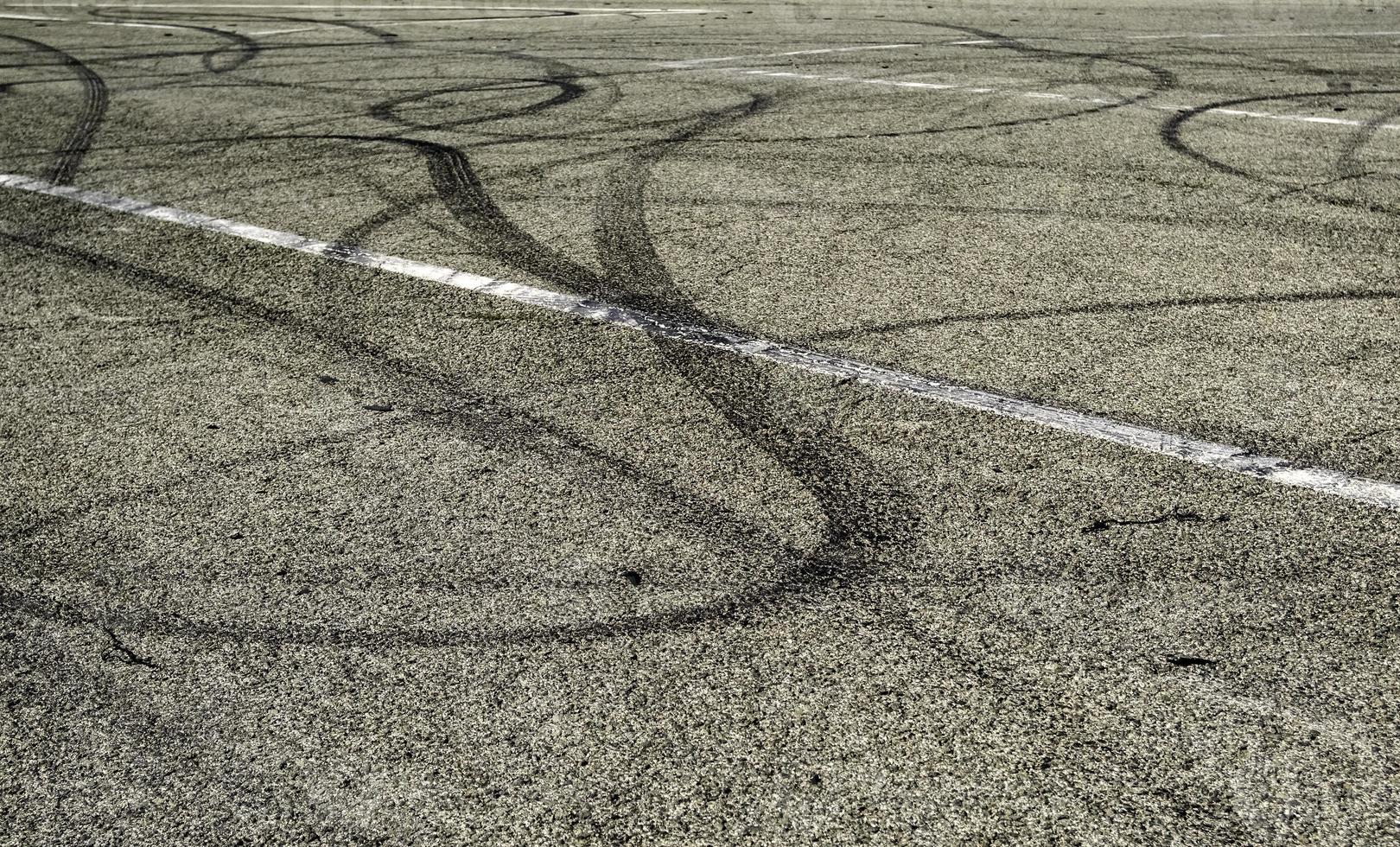 marcas de neumáticos en el asfalto foto