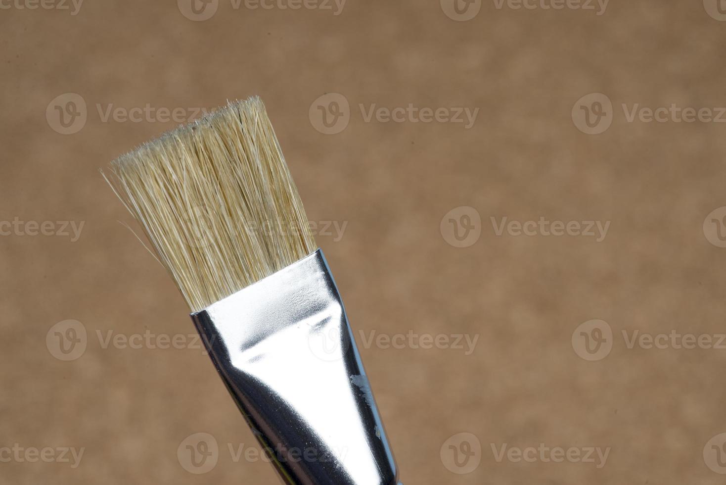 detalle de cerdas de cepillo sobre fondo de corcho foto