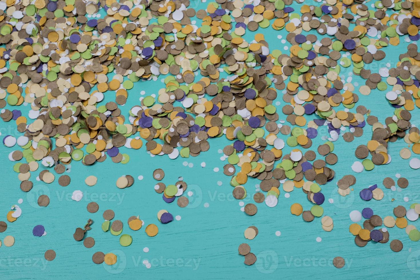 confetti spread on blue background with text in portuguese photo