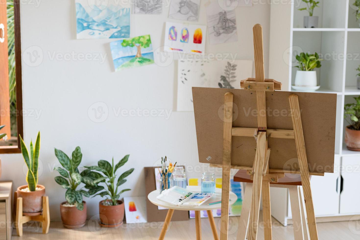 niña pintando en papel en casa, marco de madera, hobby y estudio de arte en casa. foto