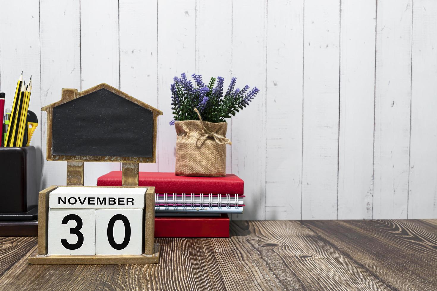 Texto de la fecha del calendario del 30 de noviembre en un bloque de madera blanco en una mesa. foto