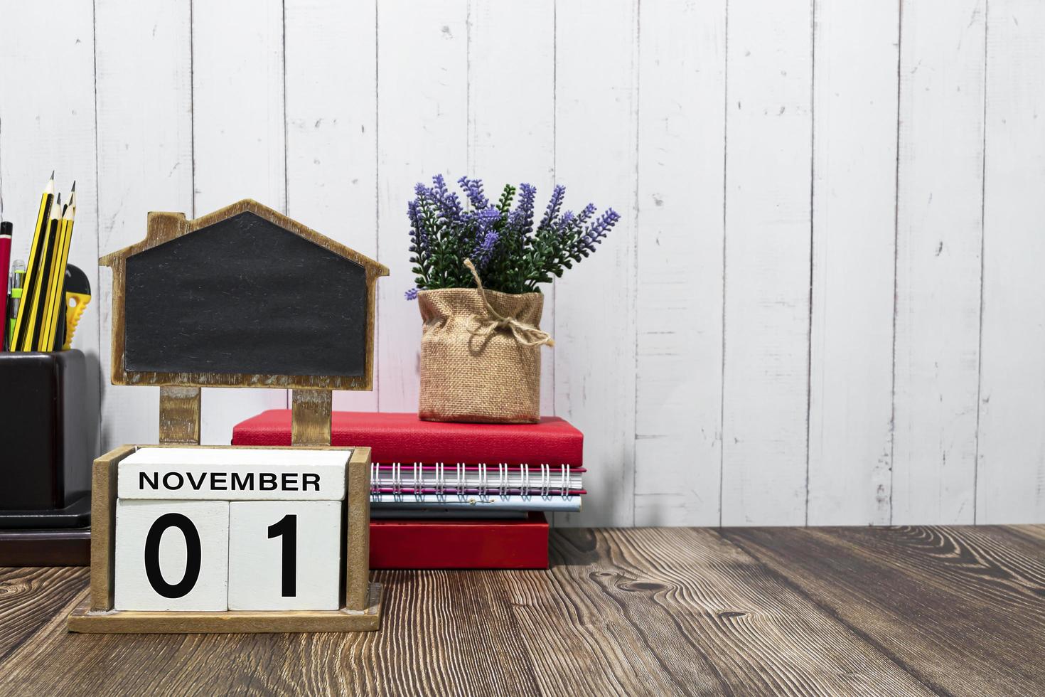 01 de noviembre texto de fecha de calendario en un bloque de madera blanco una mesa. foto