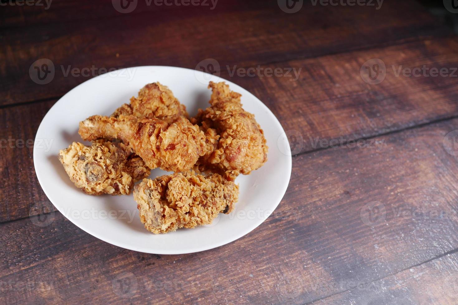 alitas de pollo fritas crujientes en una vista superior del plato. foto